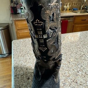NWOT Womens Cowboy boots never worn.   Very unique